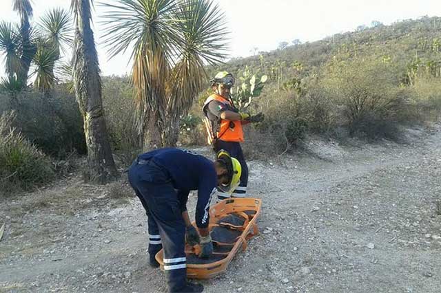 Hombre ebrio cae a barranco de 15 metros en Tehuacán