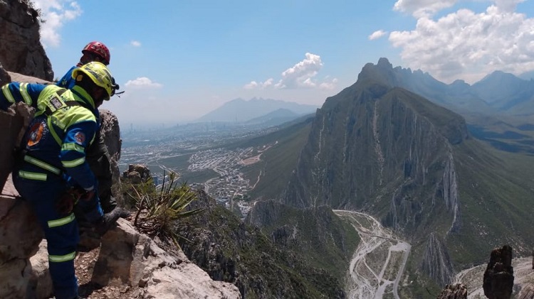 Por tomarse una selfie cae a barranco de 60 metros y muere