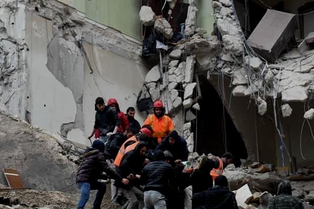 Van más de 28 mil muertos tras sismo en Turquía y empiezan los saqueos