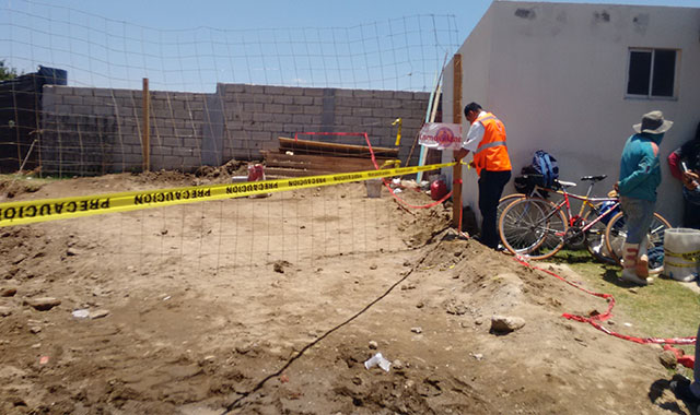 Rescatan a 3 albañiles que quedaron enterrados en obra de Huejotzingo