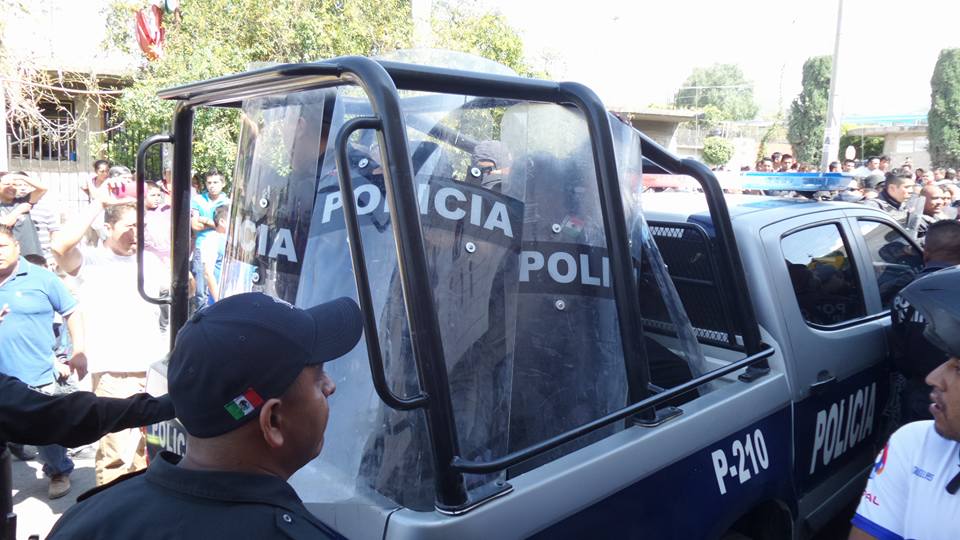 Policía rescata a hombre de ser linchado en colonia de Tehuacán