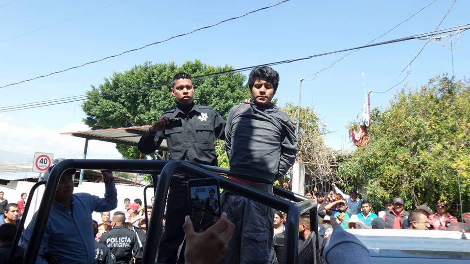 Policía rescata a hombre de ser linchado en colonia de Tehuacán