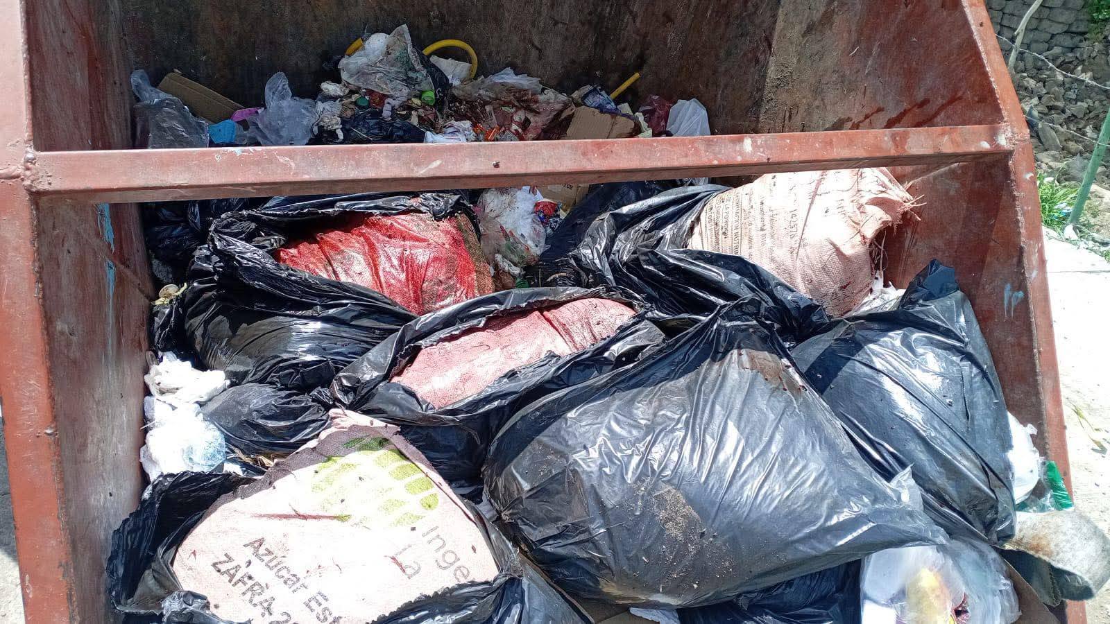 Localizan restos cárnicos, plumas y sangre en contenedores de basura de Tehuacán