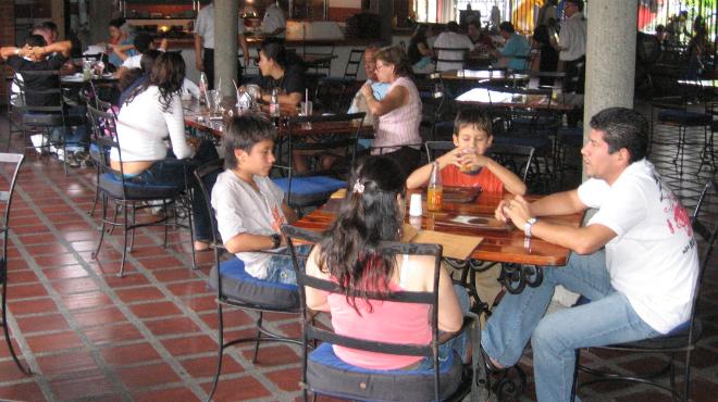 Registran restaurantes hasta 70 % de afluencia por Día del Padre