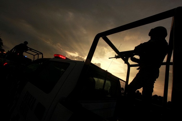 PGR asegura vehículo con armas y droga en la Mixteca