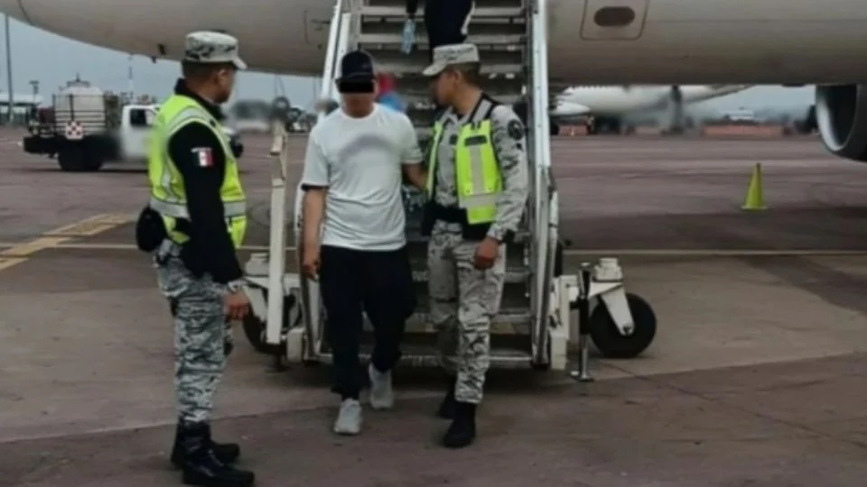 Retiran cargos al pasajero de Volaris que quiso desviar un vuelo a EU