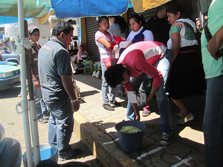 Reubican a ambulantes de Huauchinango en menos de un metro cuadrado