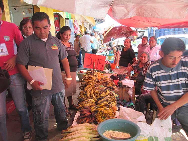 Reubican a ambulantes de Huauchinango en menos de un metro cuadrado