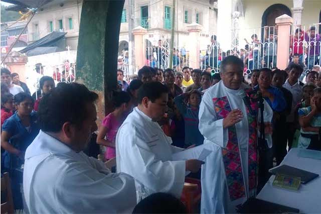 Lamentan habitantes de Huitzilan renuncia de párroco