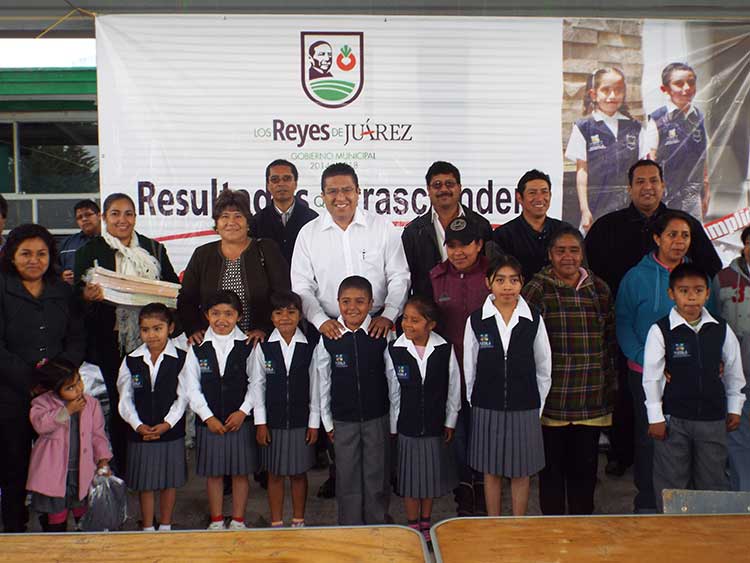 Entrega gobierno de Los Reyes uniformes gratuitos a 5 mil estudiantes