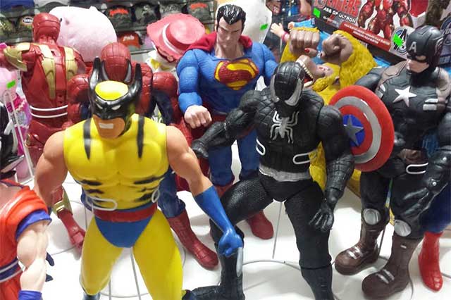 Por día de reyes, llegan vendedores de juguetes al zócalo de Chignahuapan