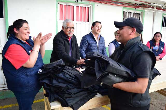 Por día de reyes, dan uniformes y roscas a reos del Cereso de Zacapoaxtla