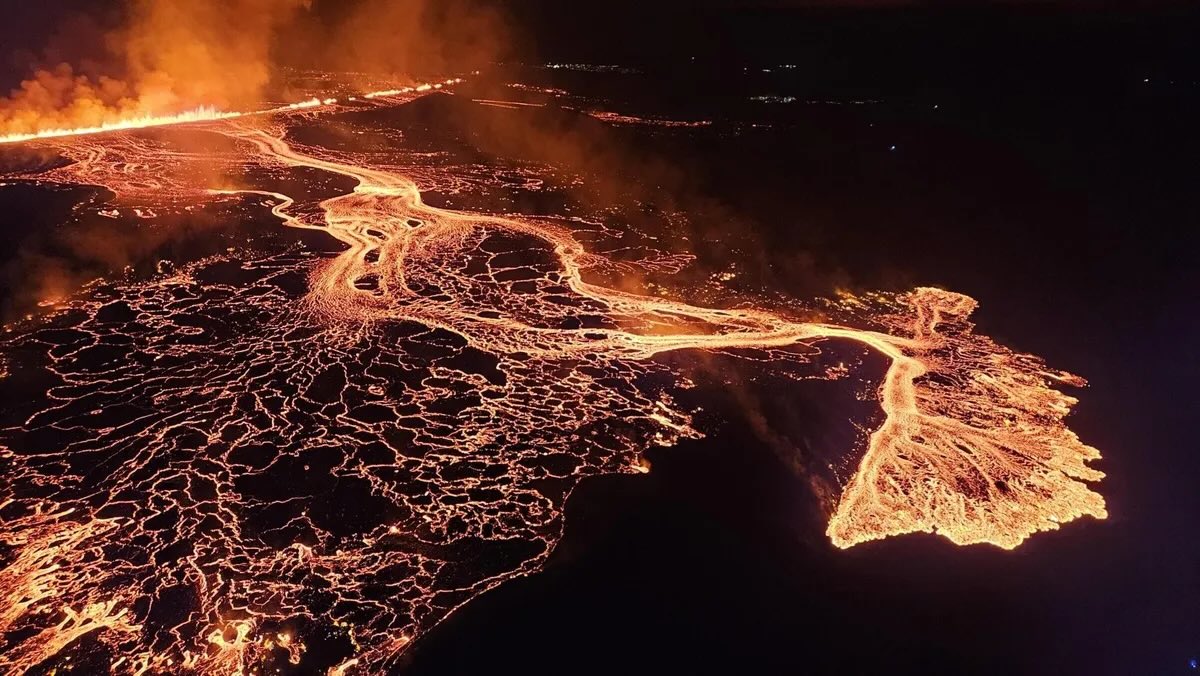 Volcán hace erupción tras una serie de sismos en Islandia