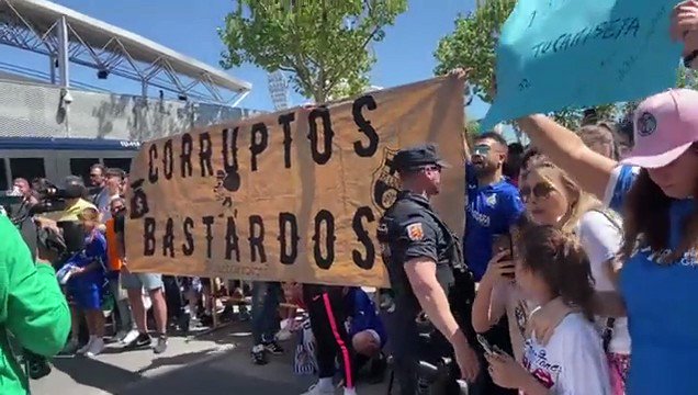 VIDEO Hostil recibimiento de los aficionados del Getafe al Barcelona