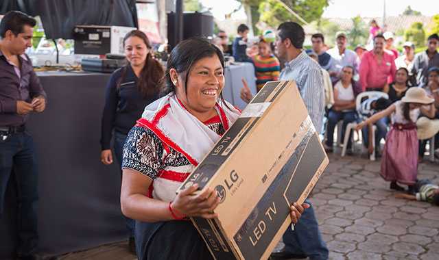 En veda electoral, DIF de Chignahuapan realiza rifa de electrodomésticos