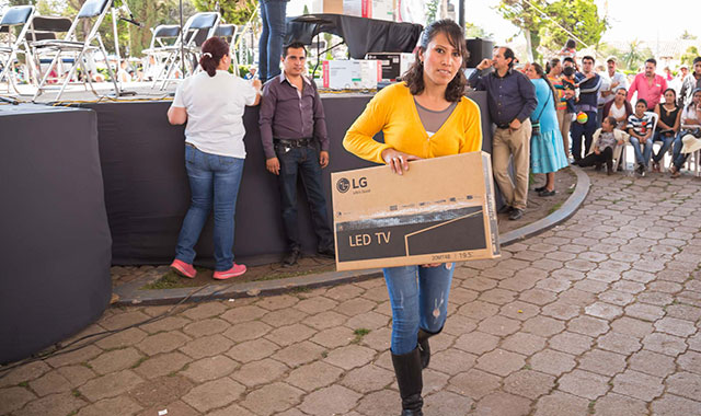 En veda electoral, DIF de Chignahuapan realiza rifa de electrodomésticos