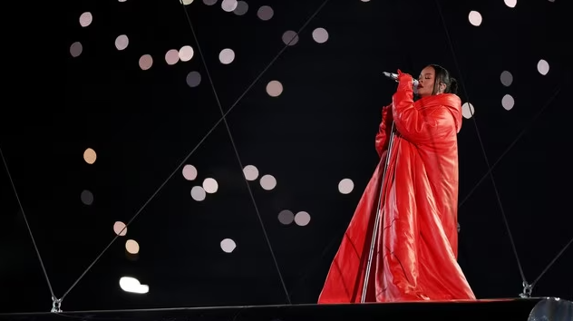 La incómoda maternidad de Rihanna en el Súper Bowl