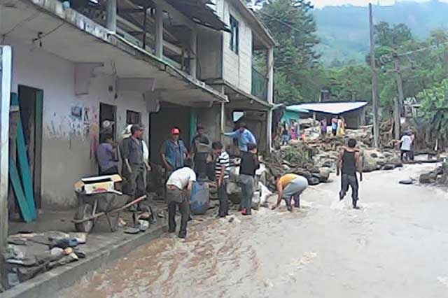 El río se partió en dos y arrasó con casas y personas en Chicahuaxtla