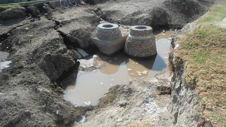 Cumplen pobladores de Tianguismanalco un mes sin agua potable y drenaje