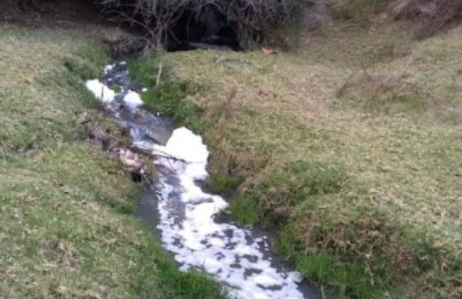 Vecinos de Tlahuapan acusan contaminación de río Agua Salada