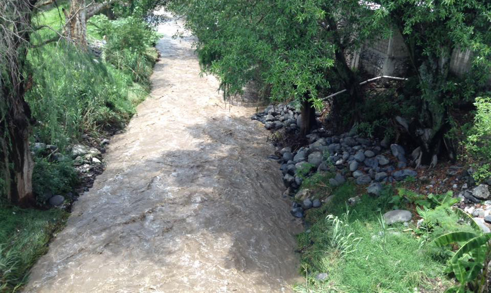 Abuelito de 85 años cae a río y muere en Chietla