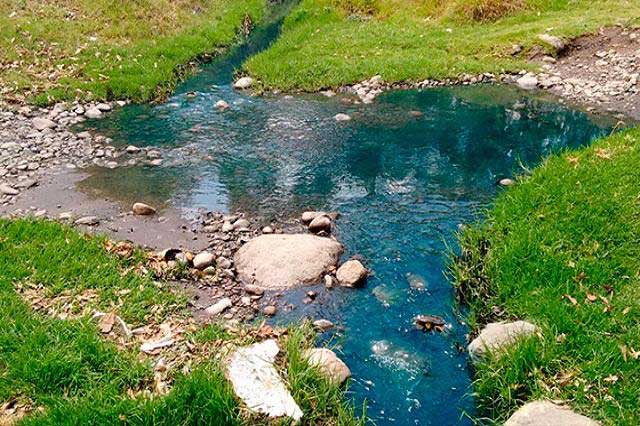 A 8 meses de su clausura MaryTex sigue contaminando el Río Acotzala