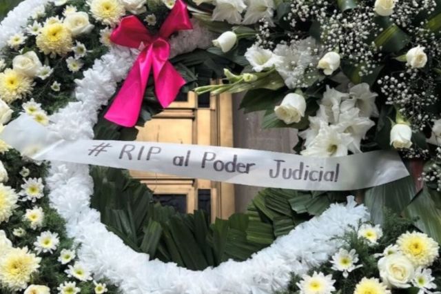 Colocan coronas y velas frente a la Suprema Corte en señal de luto