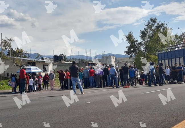 VIDEO En Tlahuapan cierran la México-Puebla y toman alcaldía; exigen repetir elecciones