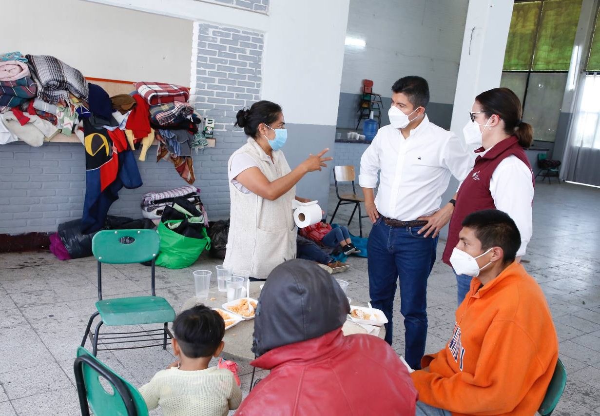 Eduardo Rivera recorre albergues con afectados por explosión en Xochimehuacan