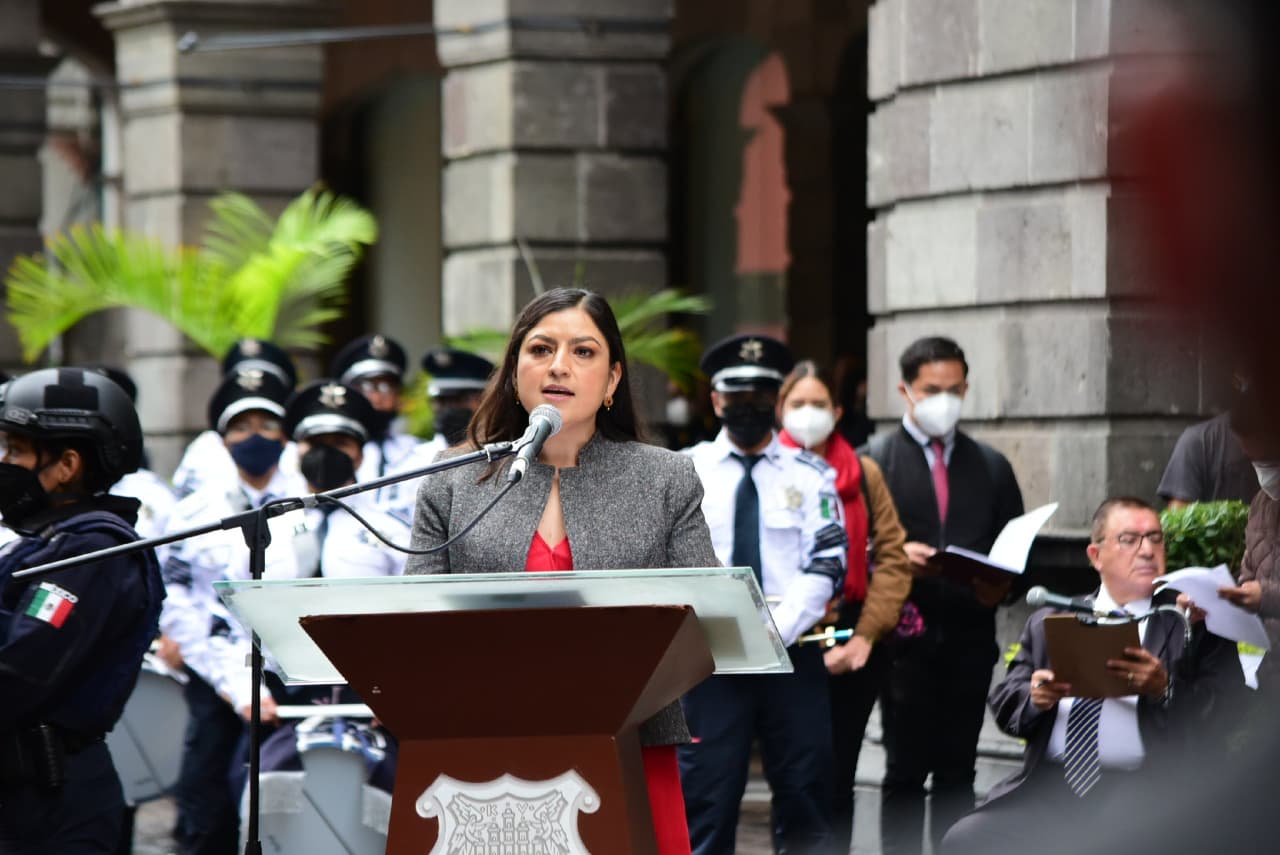Con izamiento de bandera, Claudia Rivera da inicio a mes patrio 