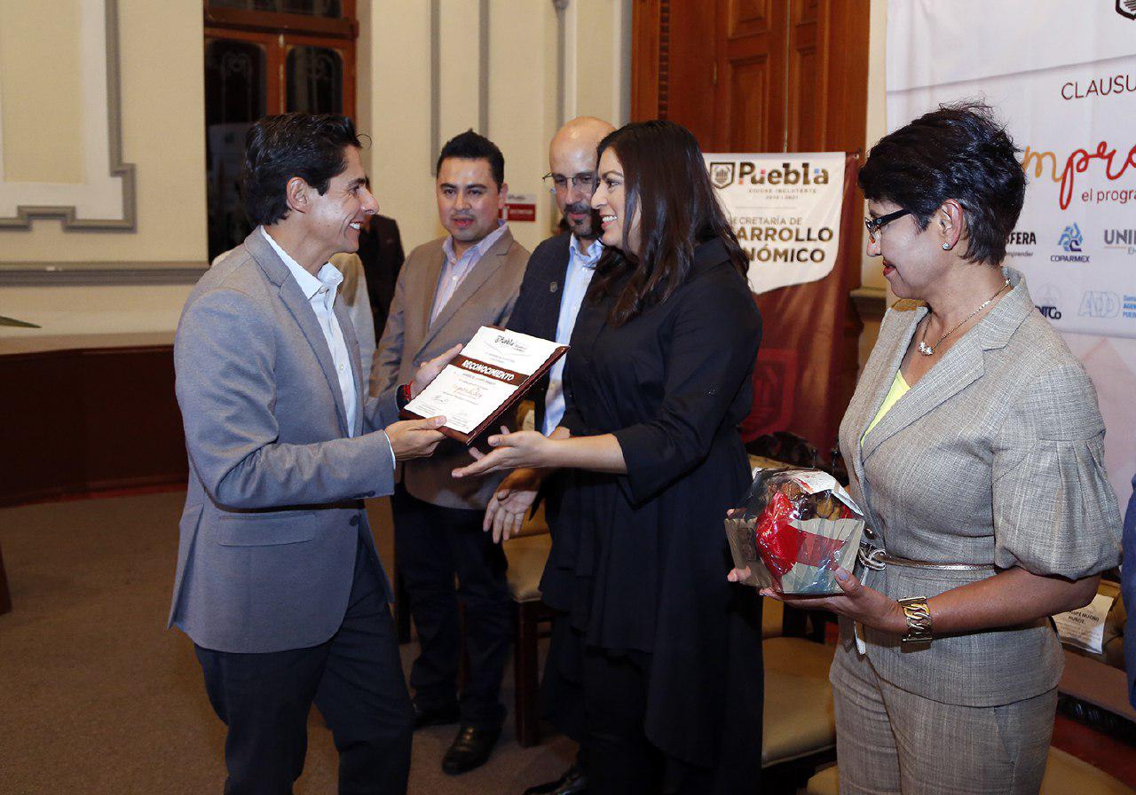 Claudia Rivera reconoce a la juventud emprendedora