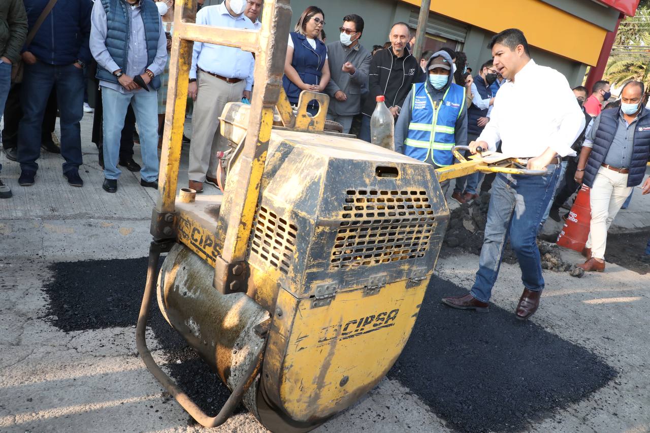Rivera arranca mantenimiento vial para tapar baches en Puebla capital
