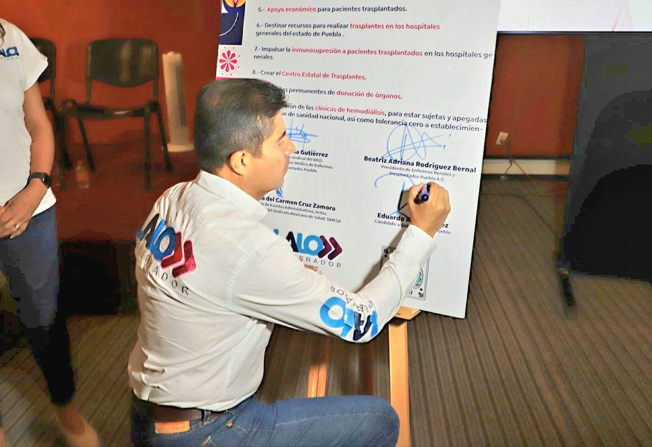 Lalo Rivera firma acuerdo por la salud renal