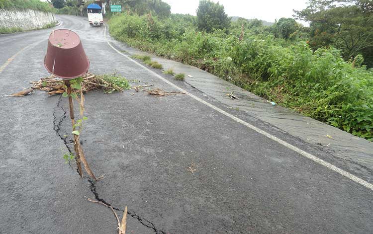 Persisten deslaves en la carretera Interserrana por paso de Fernand