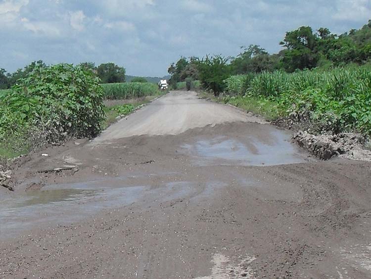 En malas condiciones dejan las lluvias carreteras de la Mixteca