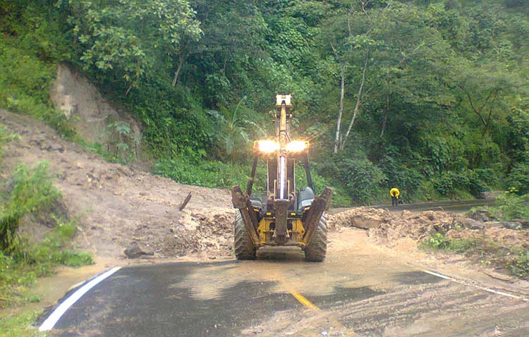 Persisten deslaves en la carretera Interserrana por paso de Fernand