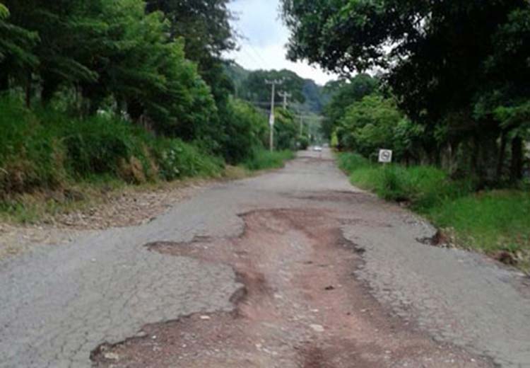 En el olvido desde hace tres años, la carretera Hueytamalco – Tenampulco