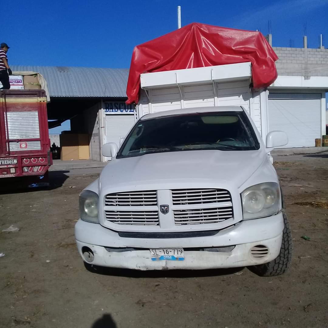 Comando armado roba camioneta cargada con pepinos en Tecamachalco