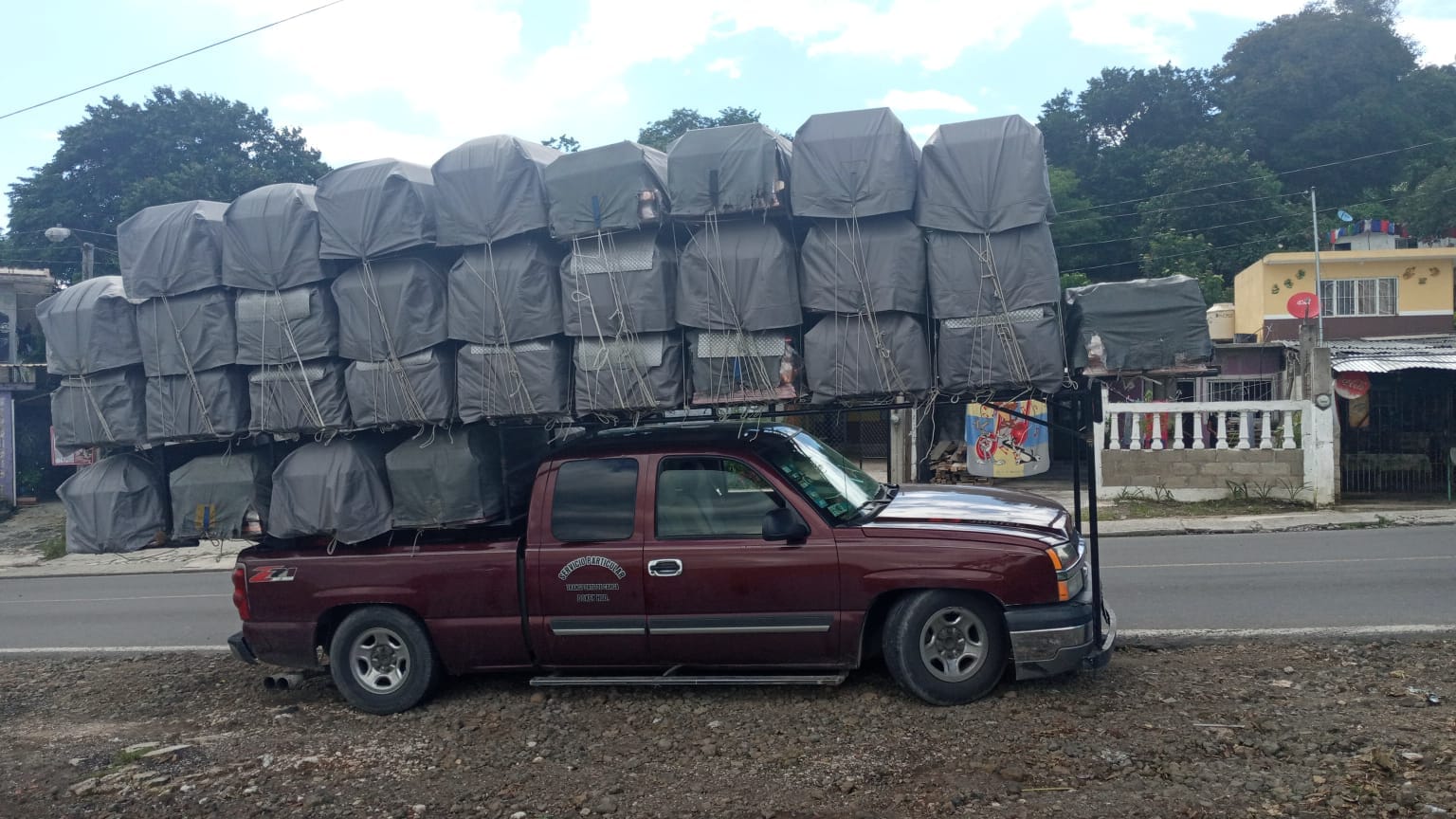 Roban camioneta cargada con ataúdes en Tecamachalco 