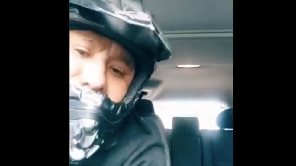 VIDEO Asaltante se molesta porque víctima tarda en sacar a su hijo del auto