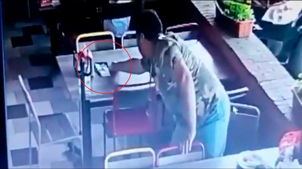VIDEO Cliente es captado robando dinero de otra mesa en restaurante
