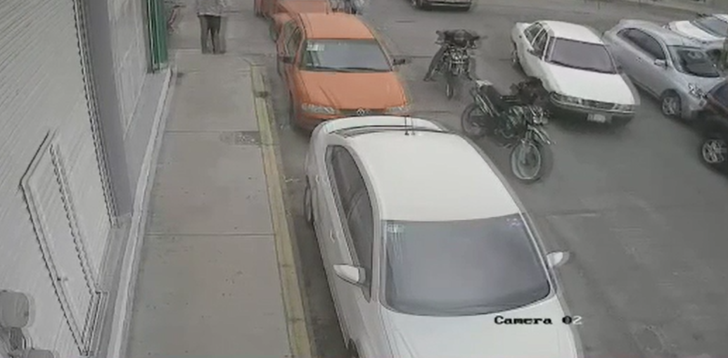 VIDEO En segundos roban motocicleta en centro de Texmelucan