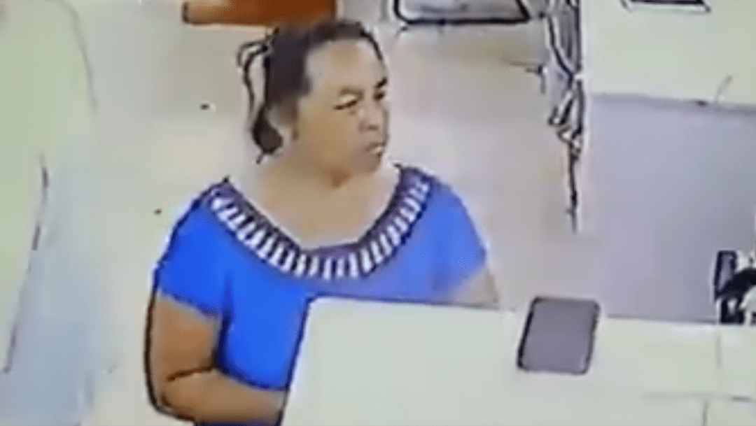 VIDEO Mujer se roba el celular de doctor que atendía a su familiar