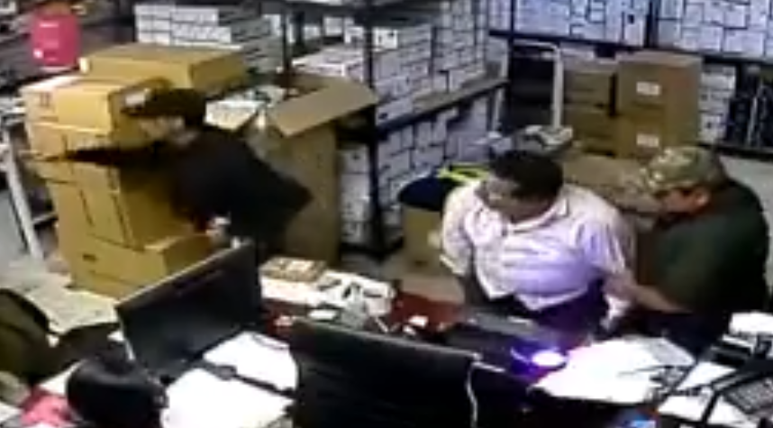 Tres sujetos armados asaltan negocio en Chulavista