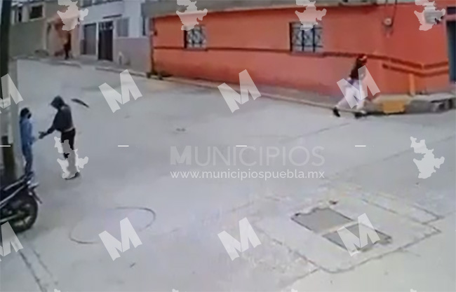 VIDEO Hampones en moto roban celular a jovencita en calles de Texmelucan