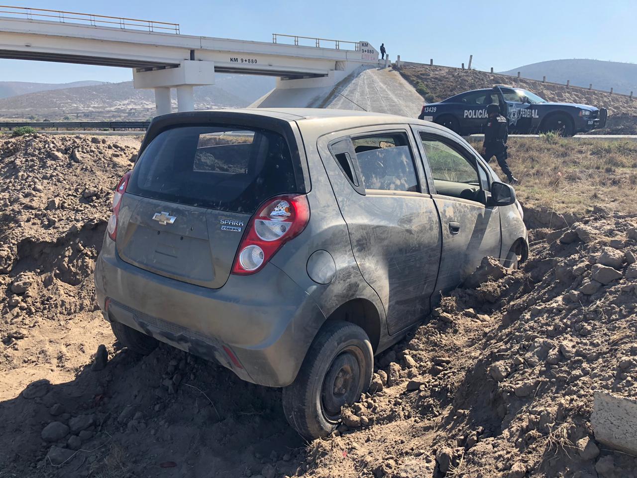 Ladrón roba auto pero se atasca frente a la Cuacnopalan-Oaxaca