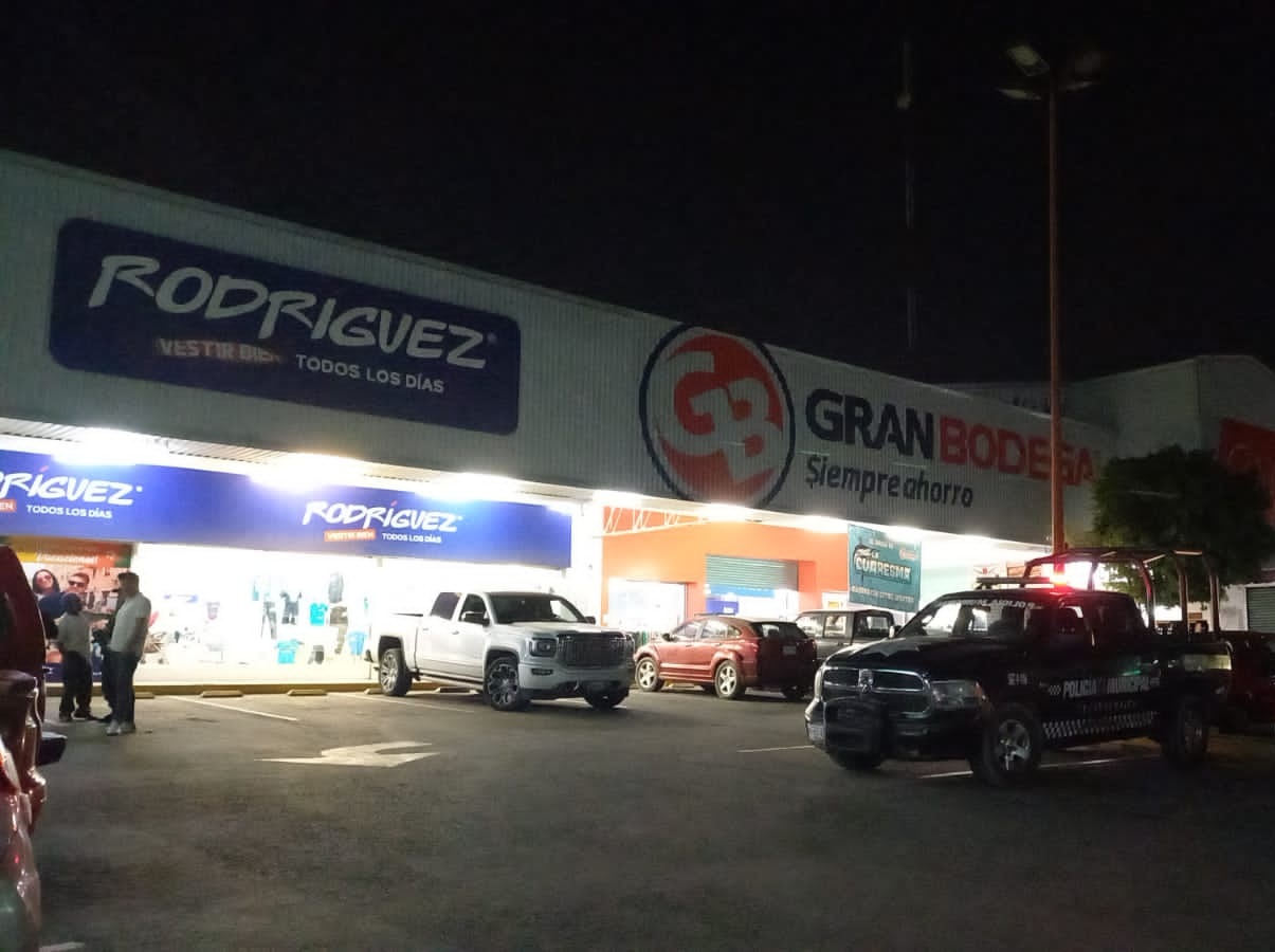 Roban otra camioneta del estacionamiento de Gran Bodega en Tecamachalco