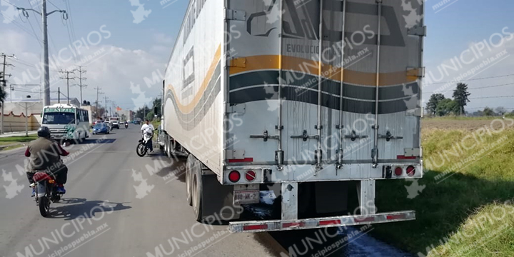 Policías recuperan camión robado en Huejotzingo