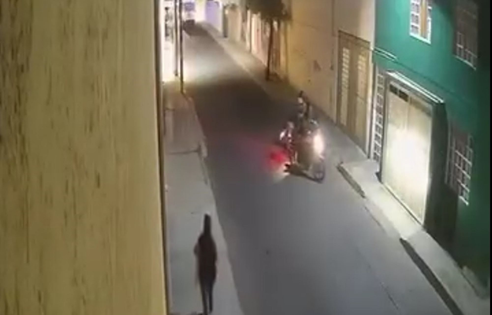 VIDEO A mano armada roban moto en Clavijero