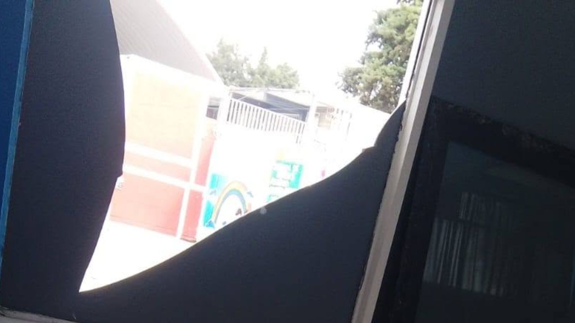 En Loma Bella, criminales saquearon una papelería y un conocido salón de fiestas 